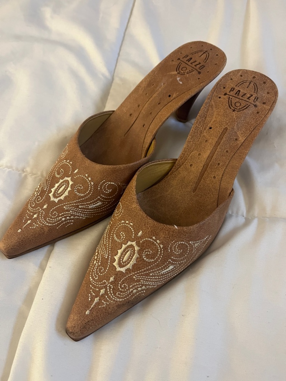 Pazzo Women's Tan Embroidered Pointed Toe Mules leather uppers size 8